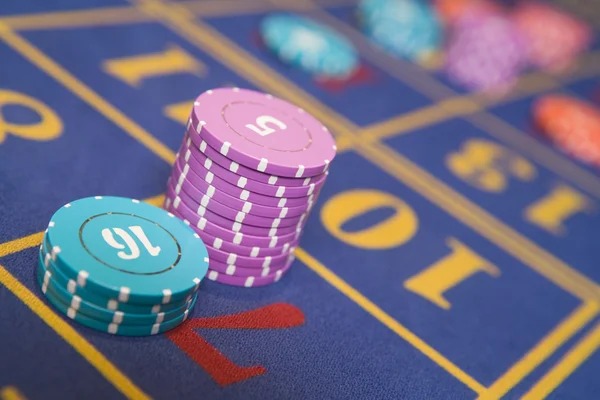 Live baccarat table interface showing player and banker positions